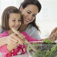 https://connect.bcbsmt.com/cfs-file/__key/communityserver-blogs-components-weblogfiles/00-00-00-00-17/MotherDaughterHealthyFood.jpg