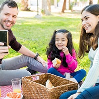 https://connect.bcbsmt.com/cfs-file/__key/communityserver-blogs-components-weblogfiles/00-00-00-00-17/family_2D00_picnic_2D00_in_2D00_park_2D00_taking_2D00_selfie.jpg