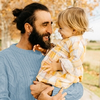 https://connect.bcbsmt.com/cfs-file/__key/communityserver-blogs-components-weblogfiles/00-00-00-00-19/smiling-father-holding-child.jpg